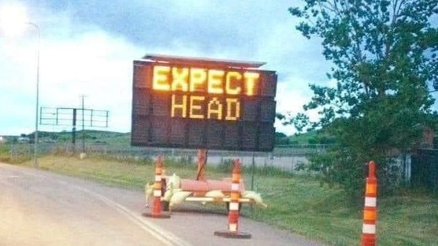 The "expect head" sign was spotted in Griffin. Picture: Nathan Maker