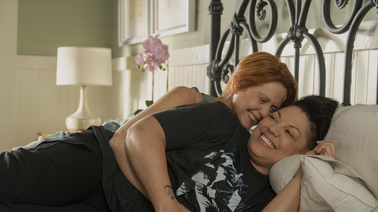 Cynthia Nixon as Miranda Hobbes and Sara Ramirez as Che Diaz in AJLT.