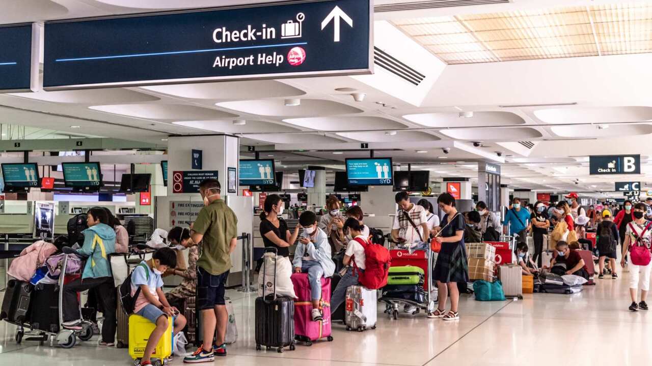 Long queue at Sydney Airport terminal an 'Unmitigated embarrassment'