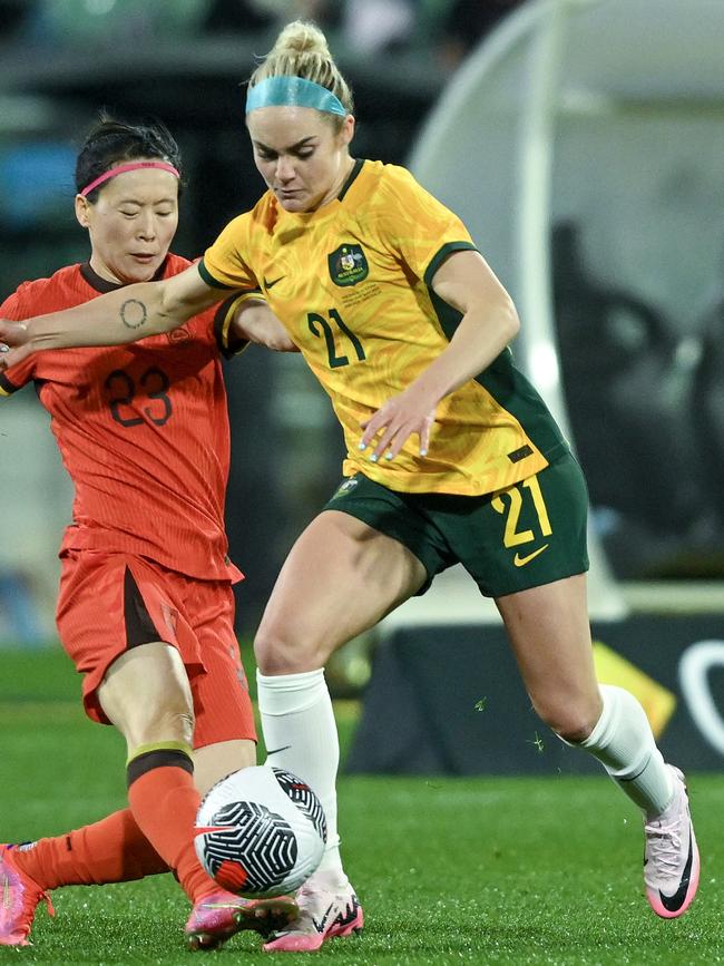 Matildas defender Ellie Carpenter competes with China’s Liu Yanqiu for the ball. Picture: Getty Images