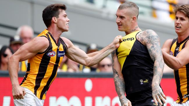 Jaeger O’Meara and Dustin Martin have a chat.