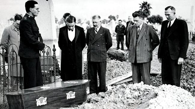 Salvation Army Captain E. Webb with funeral director Laurie Elliott, journalist Bob Whitington, police Sergeant Sutherland and funeral assistant Claude Trevelion at funeral of the Somerton Man.