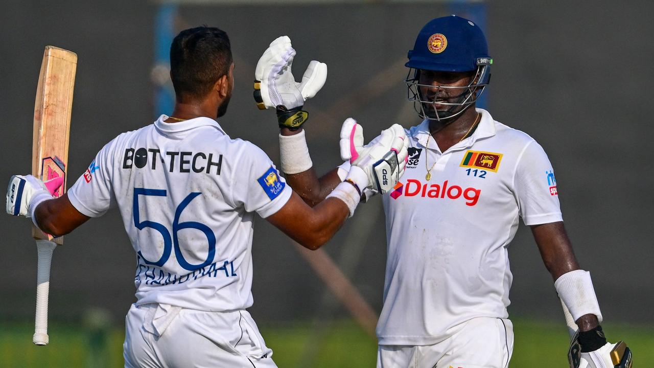 Sri Lanka's Dinesh Chandimal combined with Mathews for a recordbreaking partnership. (Photo by Ishara S. KODIKARA / AFP)