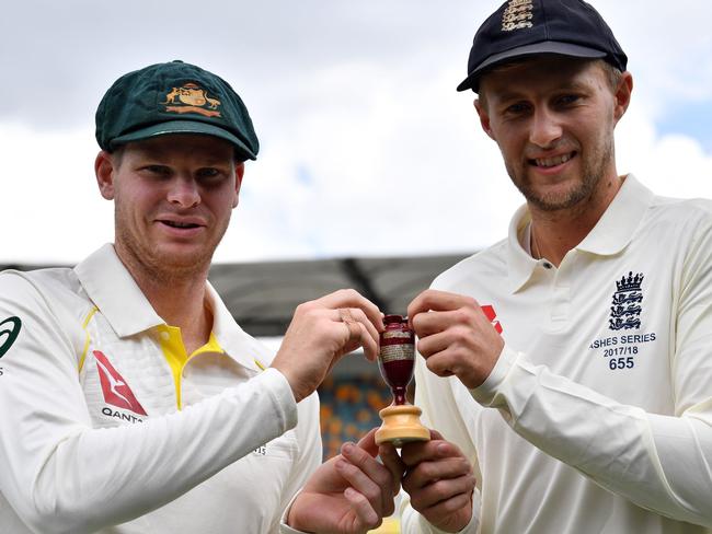 Australia's skipper Steve Smith (L) and England captain Joe Root hold a replica Ashes Urn