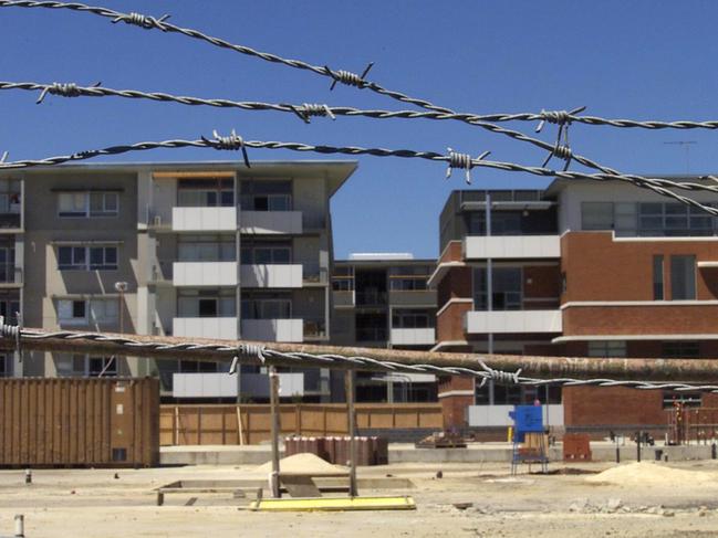 NOVEMBER 26, 2003: Unfinished Inkerman oasis project in Inkerman Street, St Kilda in Melbourne, 26/11/03 that was being constructed by developer Henry Kaye's National Investment Institute & Empower Group, that has called in receivers. Pic Michael Potter.Victoria / Industry / Housing / Construction