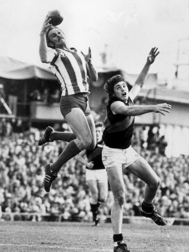 Malcolm Blight taking a one-handed mark over Ken Roberts in 1976.