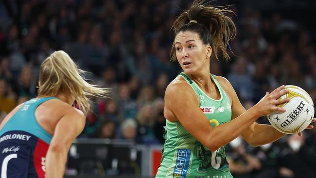 MELBOURNE, AUSTRALIA - JUNE 18: Verity Simmons of the Fever looks to pass the ball during the Super Netball Semi Final match between Melbourne Vixens and West Coast Fever at John Cain Arena, on June 18, 2022, in Melbourne, Australia. (Photo by Daniel Pockett/Getty Images)