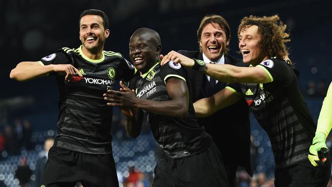 Pedro of Chelsea, N'Golo Kante of Chelsea, David Luiz of Chelsea and Antonio Conte, Manager of Chelsea.