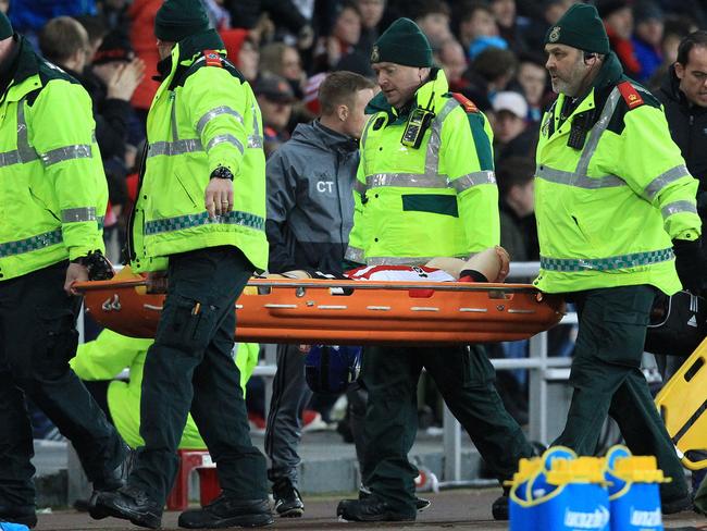 Sunderland's English striker Duncan Watmore is carried off of the pitch on a stretcher, following a challenge from Leicester City's Austrian defender Christian Fuchs during the English Premier League football match between Sunderland and Leicester City at the Stadium of Light in Sunderland, north-east England on December 3, 2016. / AFP PHOTO / Lindsey PARNABY / RESTRICTED TO EDITORIAL USE. No use with unauthorized audio, video, data, fixture lists, club/league logos or 'live' services. Online in-match use limited to 75 images, no video emulation. No use in betting, games or single club/league/player publications. /