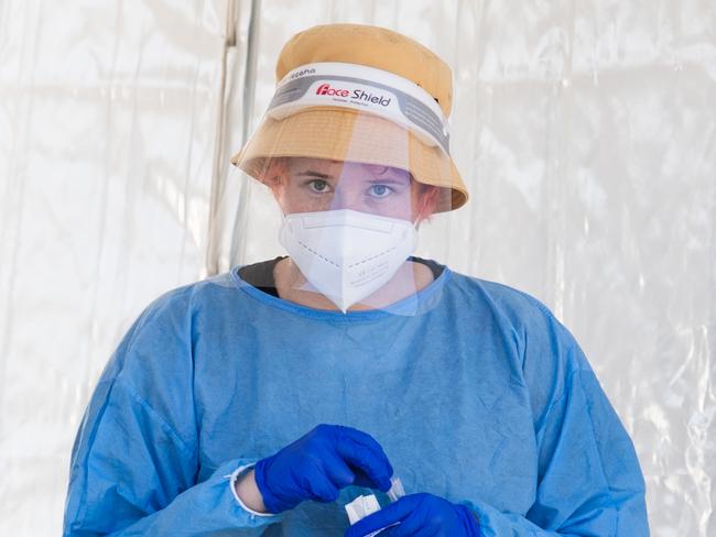 BRISBANE, AUSTRALIA - NewsWire Photos - OCTOBER 5, 2021.A health worker is seen at a drive through Covid-19 clinic in Brisbane. Picture: NCA NewsWire / Dan Peled