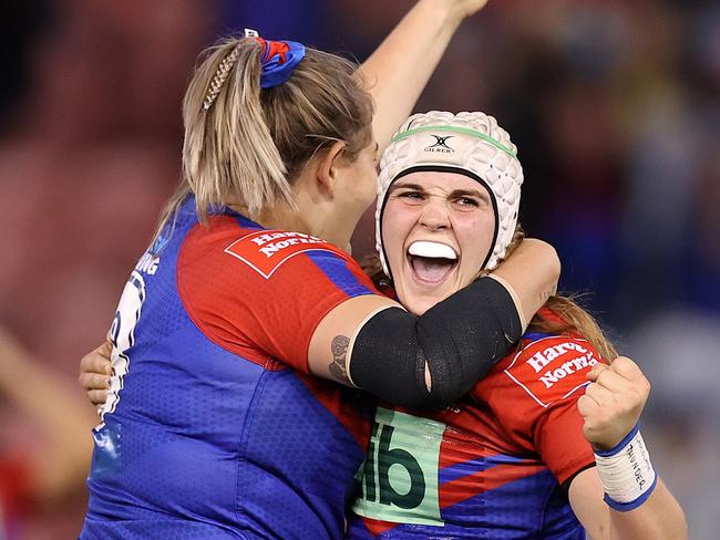 NEWCASTLE, AUSTRALIA - AUGUST 21: Caitlan Johnston of the Knights (L) and Jesse Southwell of the Knights celebrate during the round one NRLW match between Newcastle Knights and Brisbane Broncos at McDonald Jones Stadium, on August 21, 2022, in Newcastle, Australia. (Photo by Cameron Spencer/Getty Images)