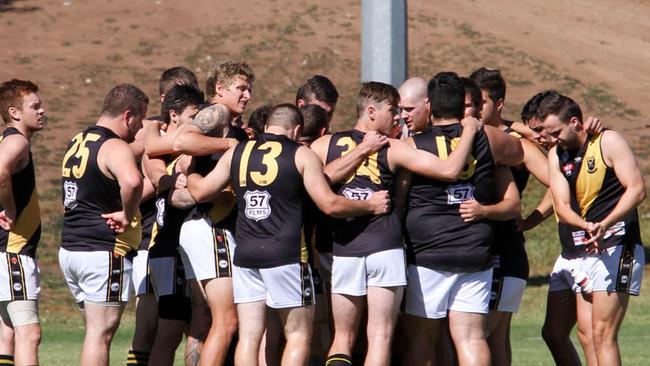 Division 7 reserves – Flinders University v St Pauls Old Scholars. St Paul’s OS in a huddle before the centre bounce.