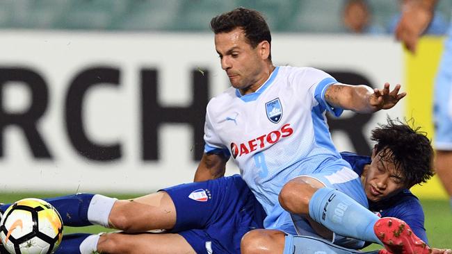 Suwon Bluewings player Choi Sung-keun (R) tackles Sydney FC striker Bobo.