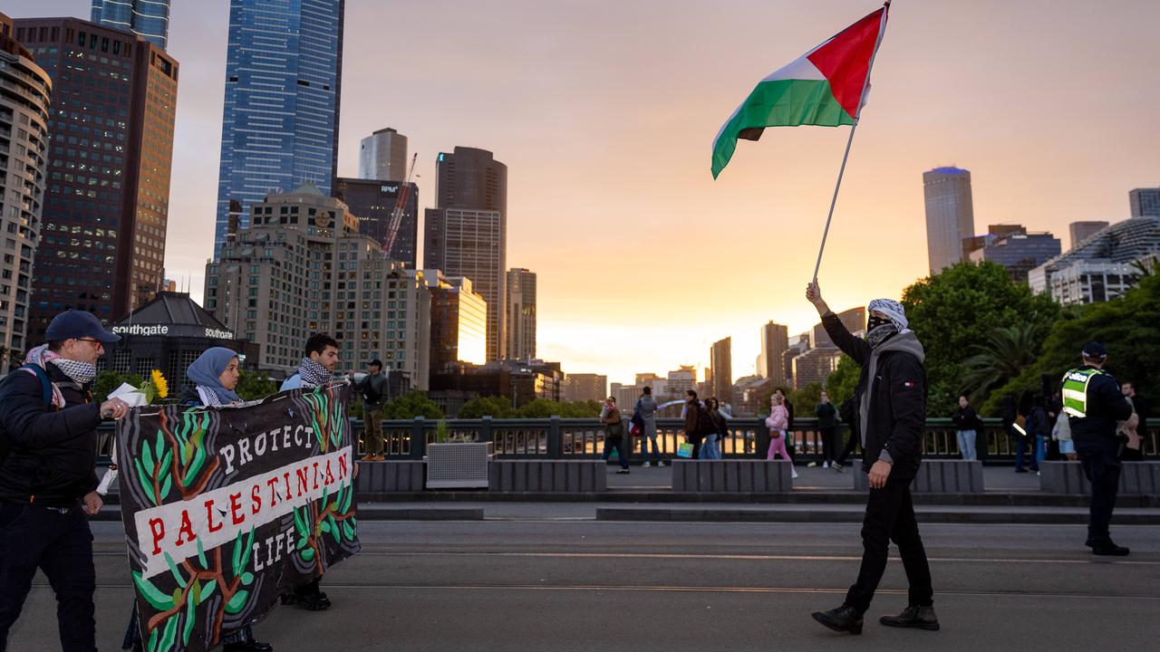 Coffins paraded through Melb, babies’ prams draped in keffiyeh