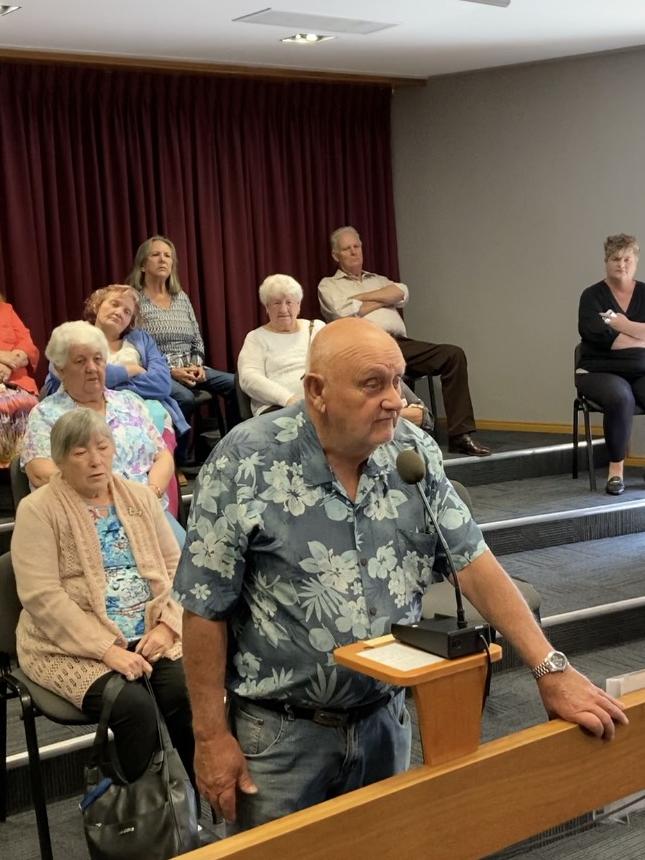 Les Shields speaks at the Dubbo council meeting on April 12 2021. Picture: Ryan Young