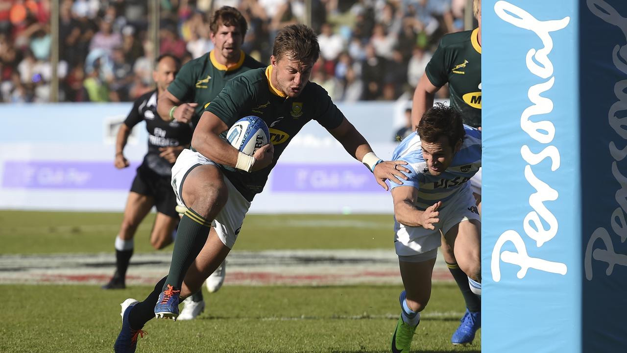 Handre Pollard of South Africa scores a try at Padre Ernesto Martearena Stadium.