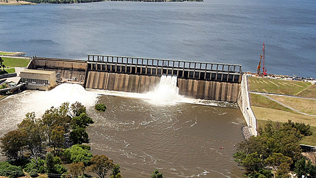 Floods threat to houses eases as rivers reach peak | Herald Sun