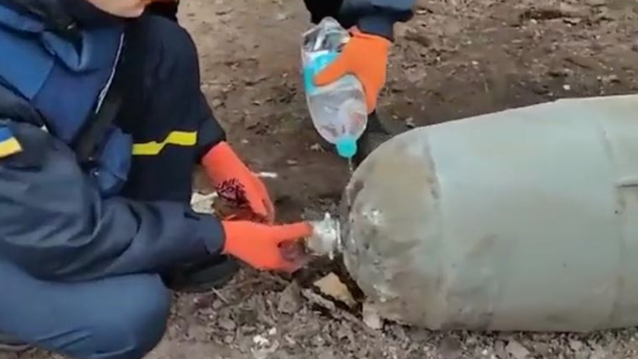 Mises à jour en direct de Russie Ukraine: une vidéo montre des Ukrainiens désamorçant une bombe à mains nues