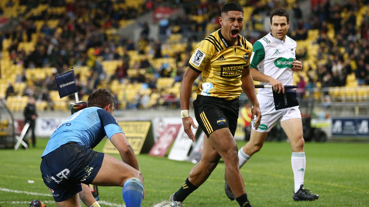 The Hurricanes held on to beat the Bulls to secure a place in the Super Rugby semi-finals.