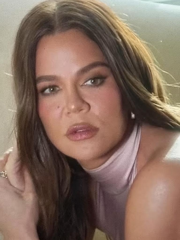 A Kardashians fan has called out Khloe for apparent extreme use of Photoshop, referencing this behind the scenes shot from an episode of the family’s reality show.