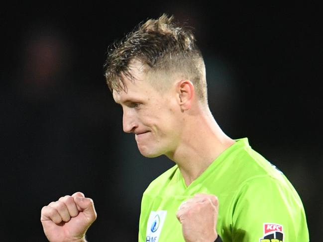 HOBART, AUSTRALIA - JANUARY 30: Chris Tremain of the Thunder celebrates the wicket of Mac Wright of the Hurricanes during the Big Bash League eliminator finals match between the Hobart Hurricanes and the Sydney Thunder at Blundstone Arena on January 30, 2020 in Hobart, Australia. (Photo by Steve Bell/Getty Images)