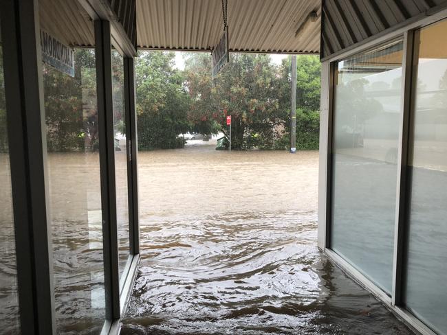 Flash flooding on Wyrallah Rd, East Lismore.