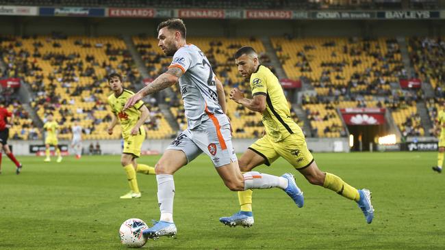 Jay O'Shea of the Roar breaks away from Jaushua Sotirio of the Phoenix during the Roar loss. Picture: Hagen Hopkins/Getty Images