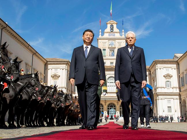 TOPSHOT - This photo taken and handout on March 23, 2019 by Italy's Quirinale Presidential Press Office shows Italy's President Sergio Mattarella (R) and Chinese President Xi Jinping reviewing troops upon Xi Jinping's arrival for their meeting at the Quirinale presidential palace in Rome on March 23, 2019 as part of Xi Jinping's two-day visit to Italy. (Photo by Handout / Quirinale Press Office / AFP) / RESTRICTED TO EDITORIAL USE - MANDATORY CREDIT "AFP PHOTO / QUIRINALE PRESS OFFICE" - NO MARKETING NO ADVERTISING CAMPAIGNS - DISTRIBUTED AS A SERVICE TO CLIENTS ---