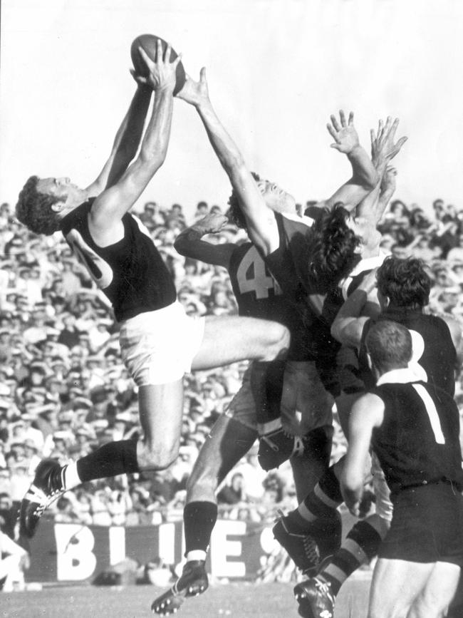 Wes Lofts marks in a St Kilda v Carlton match in 1969.