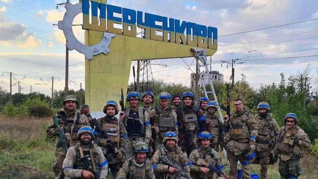 Ukrainian troops in the liberated town of Vasylenkove.