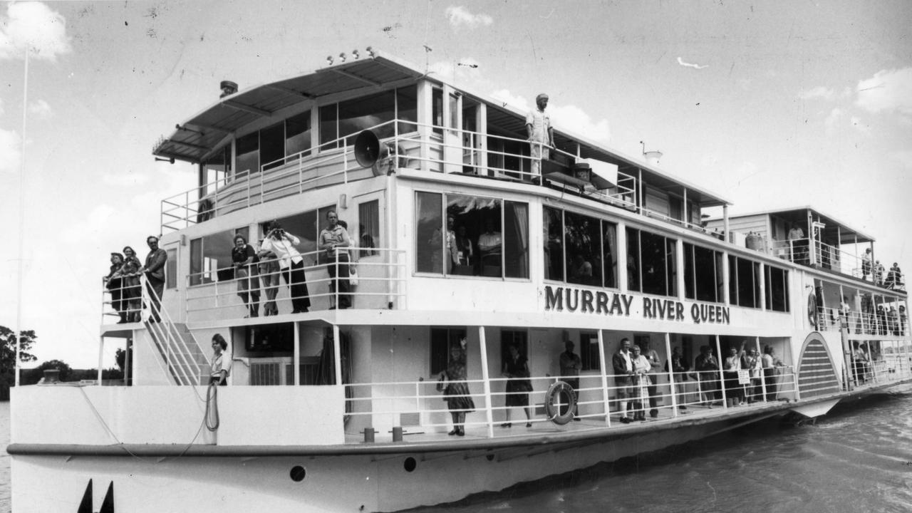 Murray River cruise from Mannum, SA, on the Murray River Queen, 02 Oct 1979. Setting off from Mannum.