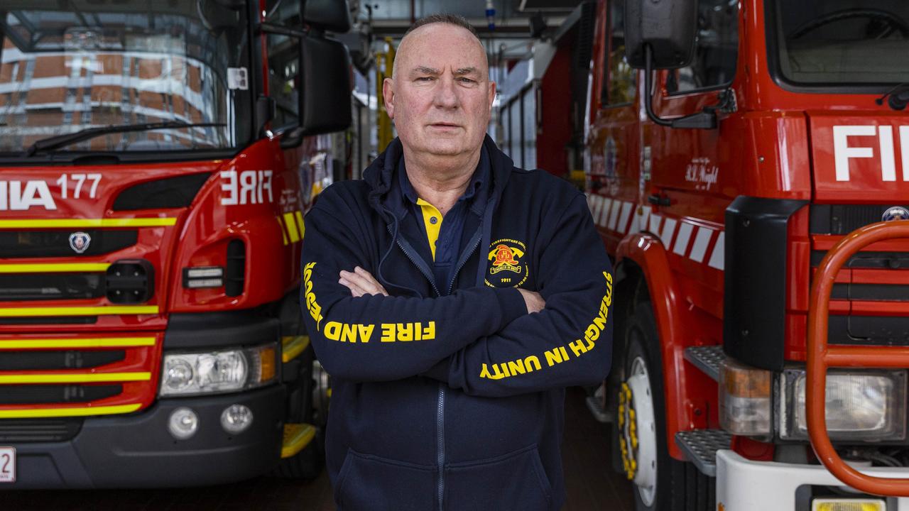 Firefighters protest in Melbourne following bitter pay dispute | Herald Sun