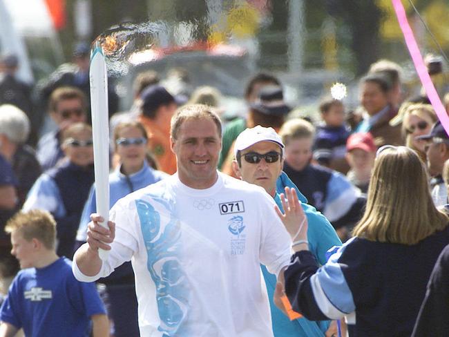 Sydney Swans great Tony Lockett carrying flame in 2000.