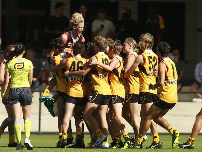 BENDIGO, AUSTRALIA - APRIL 07: Stingrays players celebrate Nathan Heath’s after-the-siren equaliser against the Falcons during the 2019 NAB League Boys round 03 match between the Dandenong Stingrays and Geelong Falcons at Queen Elizabeth Oval on April 07, 2019 in Bendigo, Australia. (Photo by Cameron Grimes/AFL Photos)