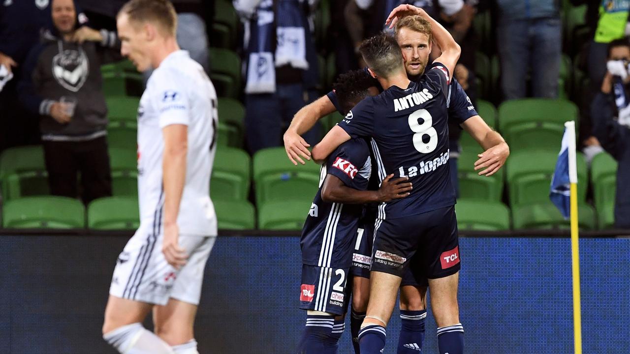 Melbourne Victory beat Wellington Phoenix 3-1 to reach another semi-final.