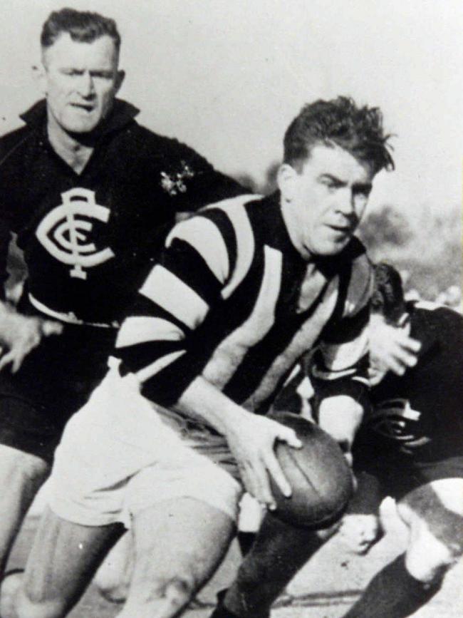 Footballer Lou Richards playing for Collingwood.