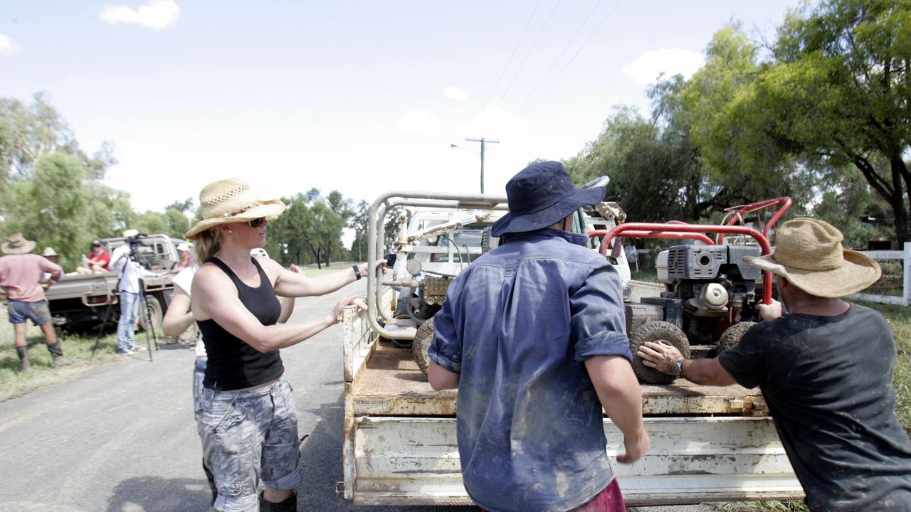 Jodie Noon, Ian Noon and Clancy Foott lend a hand in Mitchell. Picture: Sarah Marshall