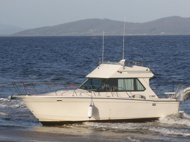 HOBART, AUSTRALIA - NewsWire Photos - 03 OCTOBER, 2024: Boat washed up on Kingston Beach with no one on board. Picture: NewsWire / Nikki Davis-Jones