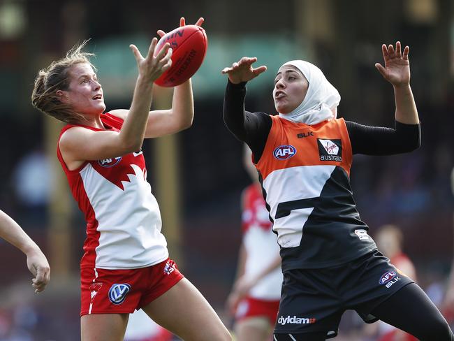 Nicola Barr in action for Sydney, marking in front of Lael Kassem of GWS during a Sydney Swans v GWS Giants Women's Exhibition Series AFL match at the SCG. Picture. Phil Hillyard