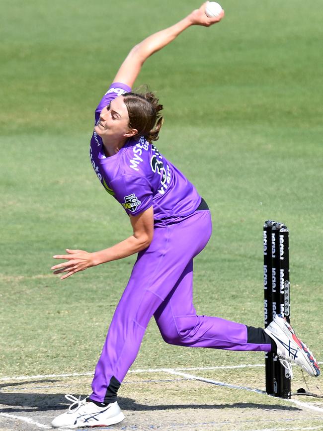 BRISBANE, AUSTRALIA — OCTOBER 27: Tayla Vlaeminck of the Hurricanes bowls during the Women's Big Bash League match between the Brisbane Heat and the Hobart Hurricanes at Allan Border Field on October 27, 2019 in Brisbane, Australia. (Photo by Bradley Kanaris/Getty Images)