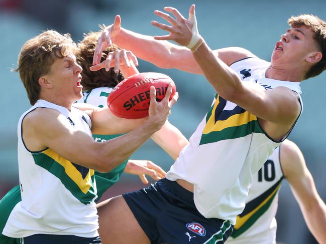 MELBOURNE, AUSTRALIA - SEPTEMBER 28: Zeke Uwland of Team Sloane marks the ball  during the Marsh AFL National Futures Boys match between Team Heppell and Team Sloane at Melbourne Cricket Ground, on September 28, 2024, in Melbourne, Australia. (Photo by Daniel Pockett/AFL Photos/via Getty Images)