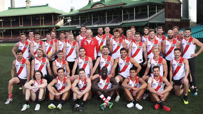 The Sydney Swans squad pose in their retro 1918 premiership jumper. Picture: Phil Hillyard