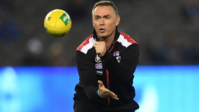 St Kilda coach Alan Richardson fires off a handball.