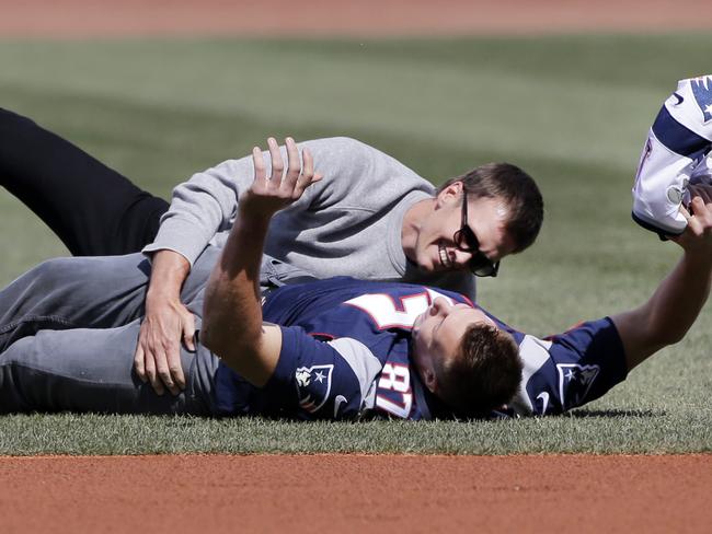 Rob Gronkowski 'steals' Tom Brady's jersey