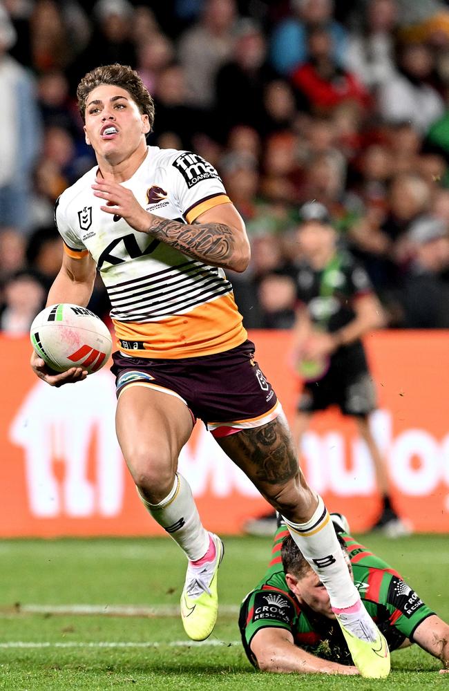 Reece Walsh breaks away from the defence during round 21. (Photo by Bradley Kanaris/Getty Images)