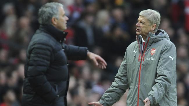 Arsenal manager Arsene Wenger (R) and Mourinho.