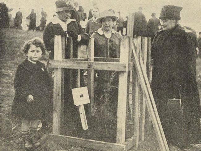 Family gathered at the tree for Victor Capstick on the Soldiers’ Memorial Avenue in August 1918.