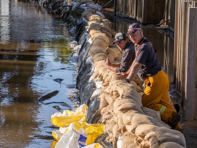 Sand bagging Echuca. Echuca prepares for a second rise in water levels as water from the Murray River meets the Campaspe backing up both. Picture: Jason Edwards