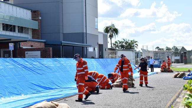 SES volunteers build a flood barricade at the Rockhampton Airport. Picture: Kerri-Anne Mesner