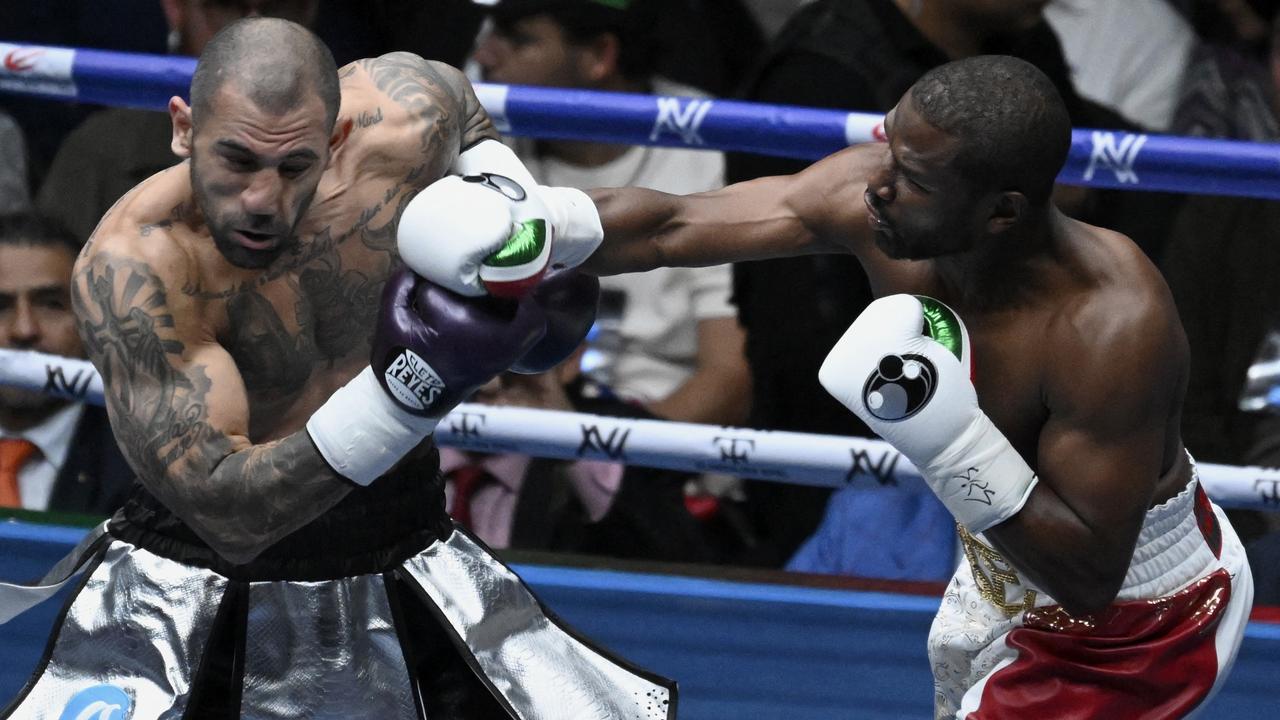 Mayweather hits Gotti. Photo by ALFREDO ESTRELLA / AFP